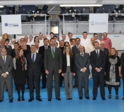 Fotografía de grupo de los Príncipes de Asturias junto a las autoridades asistentes al acto y empleados de INDESA 